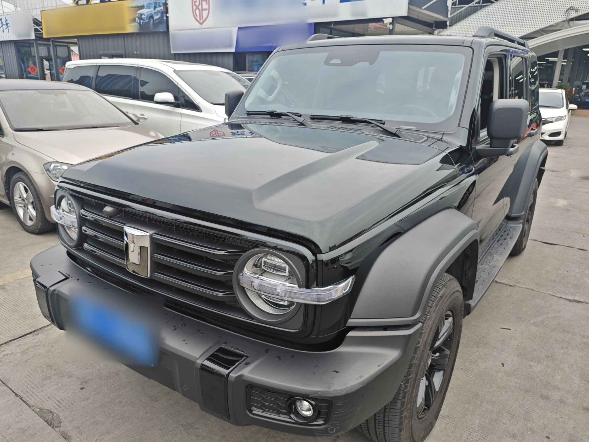 تحت مقدمة السيارة