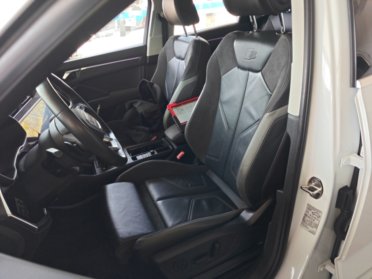 Переднее сиденье в автомобиле