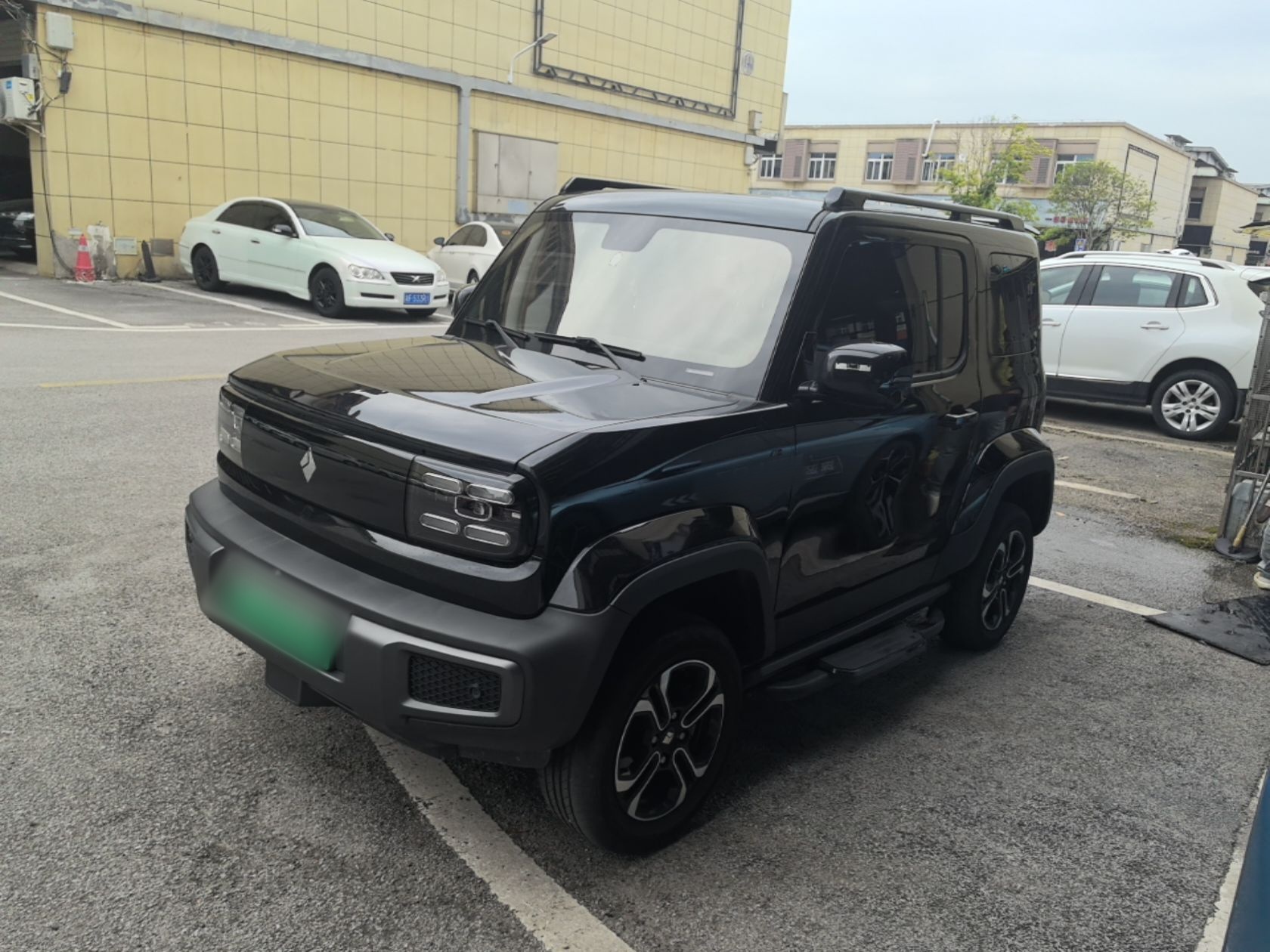Под передней частью автомобиля