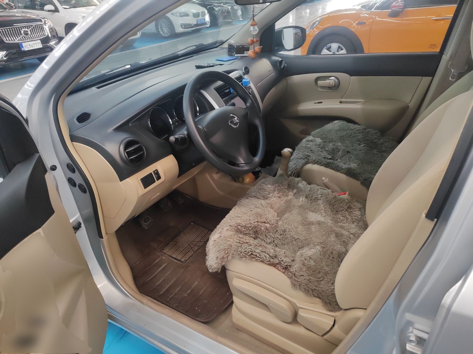 المقاعد الأمامية داخل السيارة