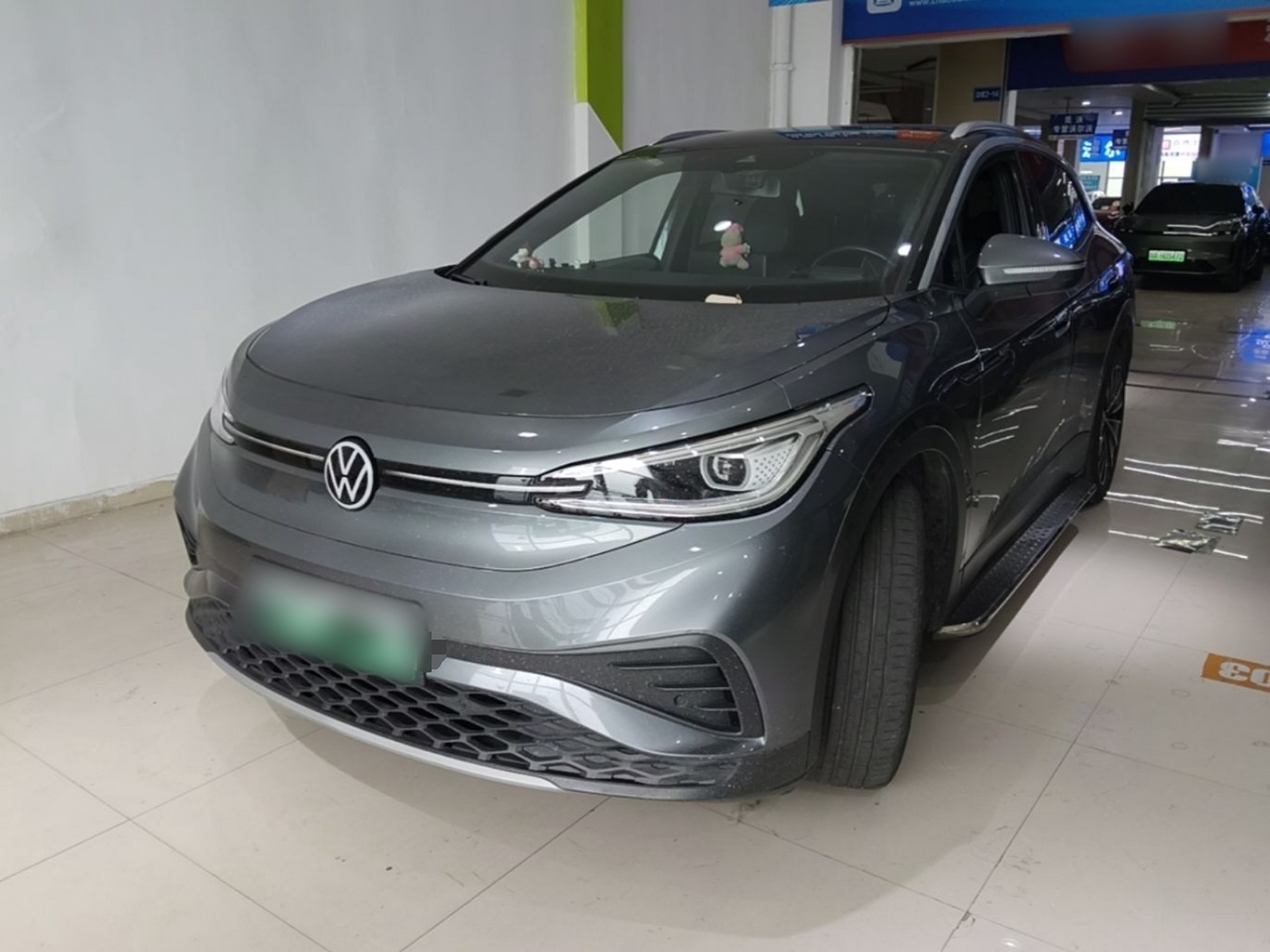 Под передней частью автомобиля