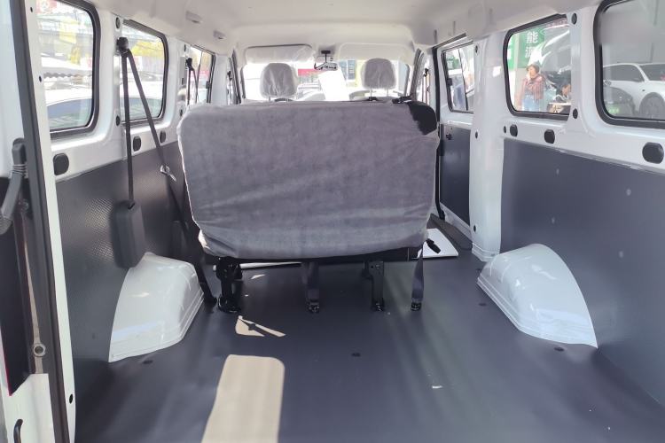 Used Wuling Yangguang 2024 300KM Comfort Version Passenger Van 75kW