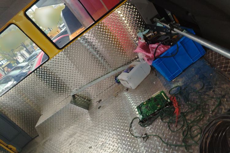 Used Iveco Daily 2023 2.5T A35M1 Multi-Purpose Passenger Vehicle Short Wheelbase Low Roof Single-Tire Side-Sliding Door Automatic Transmission
