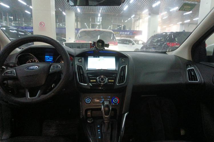 Used Ford Focus 2018 Sedan Classic 1.6L Automatic Trendy SmartDrive Edition Center Console