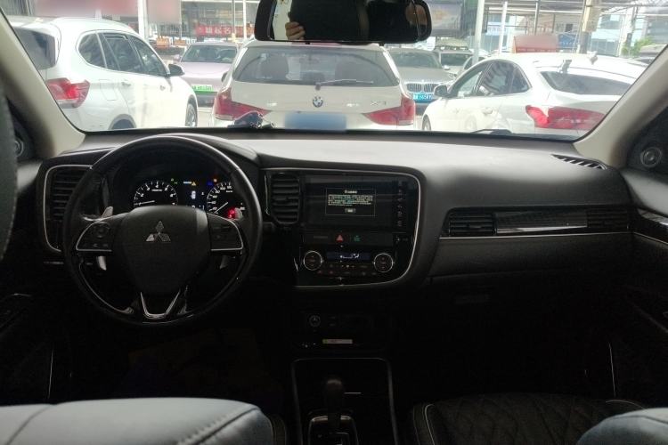 Used Mitsubishi Outlander 2020 2.4L 4x4 Zhi Xiang Edition 7-Seater Center Console