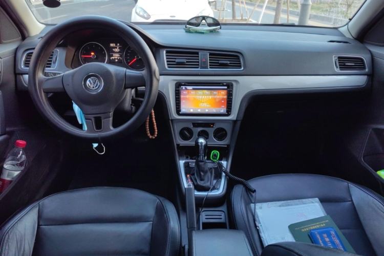 Used Volkswagen Gran Lavida 2013 1.6L Automatic Comfort Model Center Console