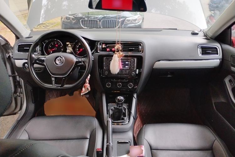 Used Volkswagen Sagitar 2015 1.6L Manual Comfort Model Center Console