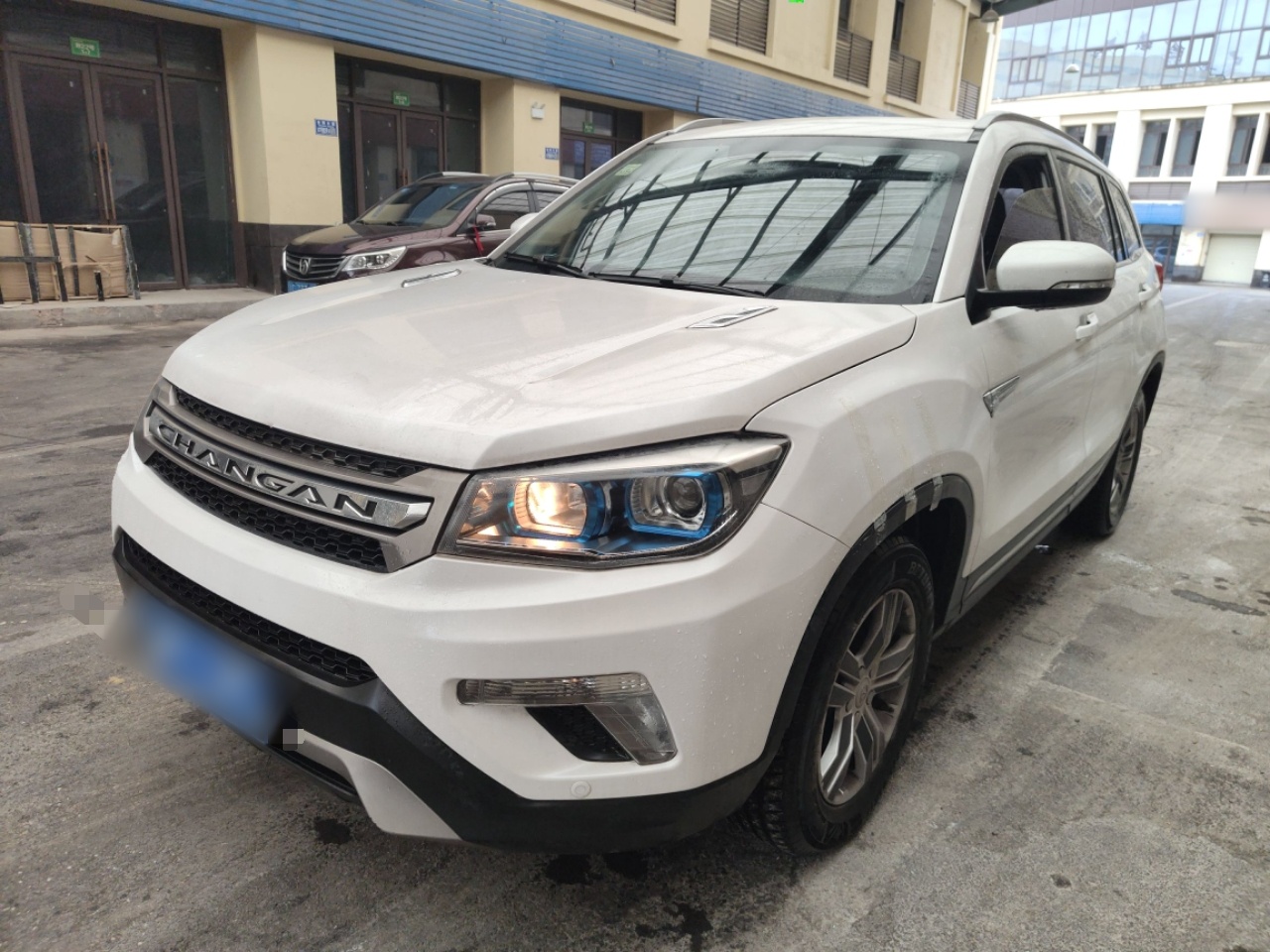 Под передней частью автомобиля