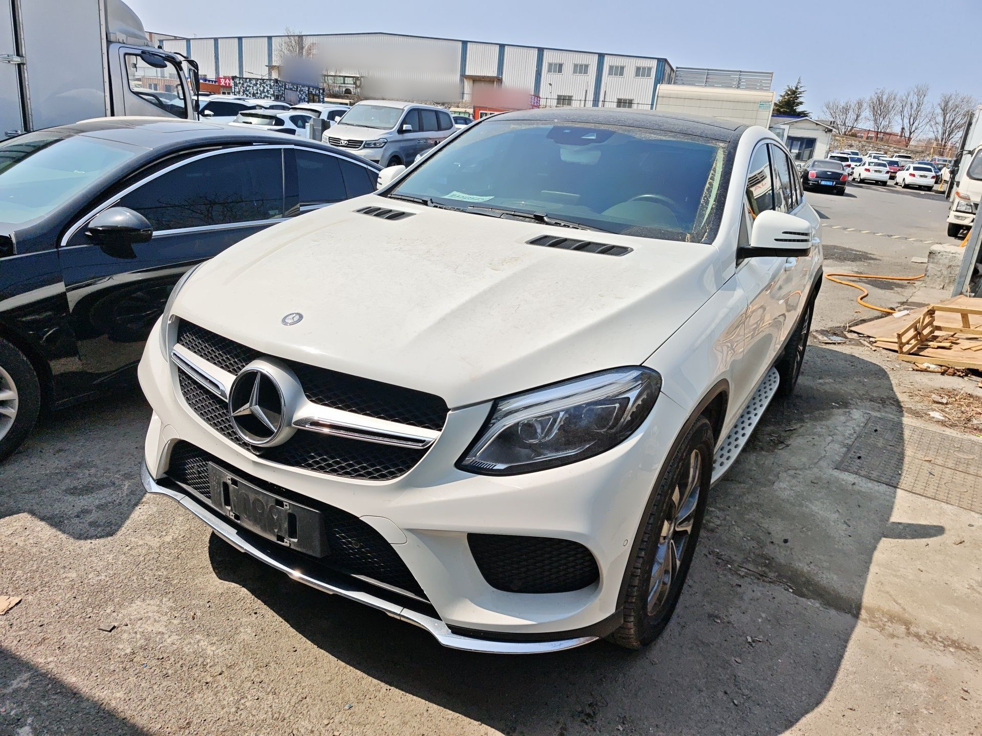 تحت مقدمة السيارة