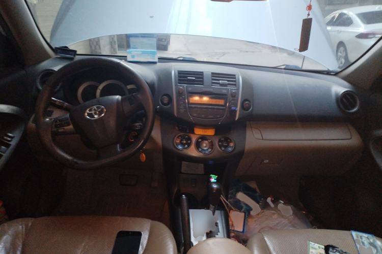 Used Toyota RAV4 2012 Luxurious 2.4L Automatic 4x4 with Stylish Features
