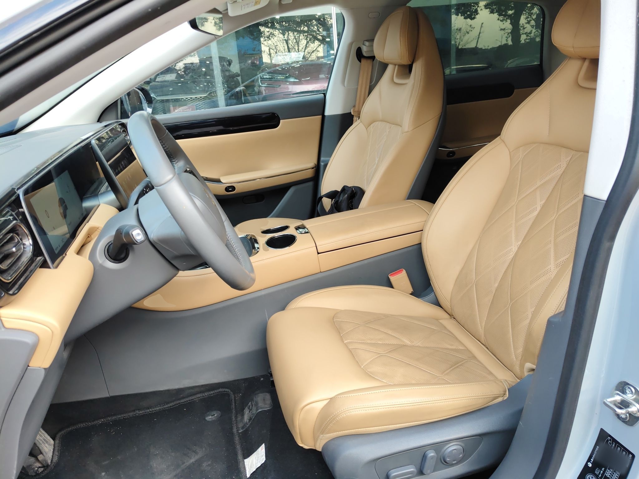 المقاعد الأمامية داخل السيارة