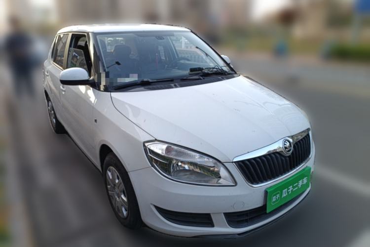 Used Skoda Fabia 2014 1.4L Automatic Crystal Edition Front Right 45 Deg