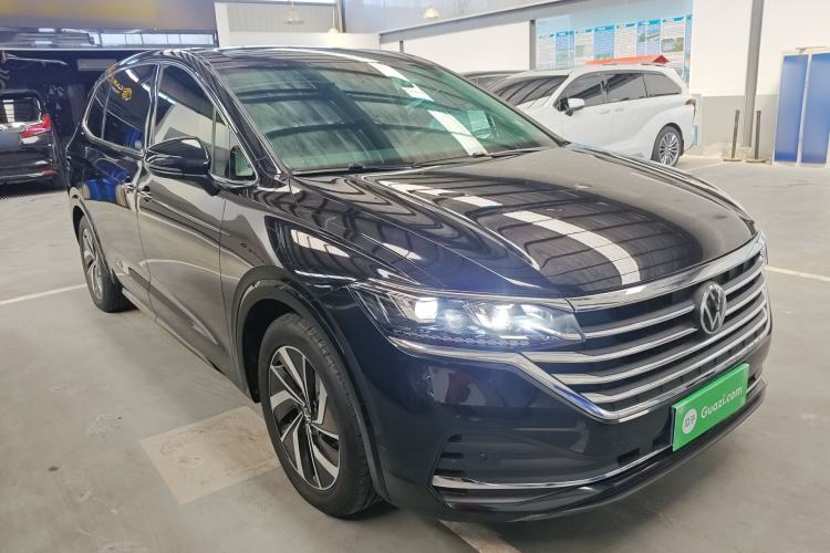 Used Volkswagen Viloran 2020 330TSI Luxury Edition Front Right 45 Deg