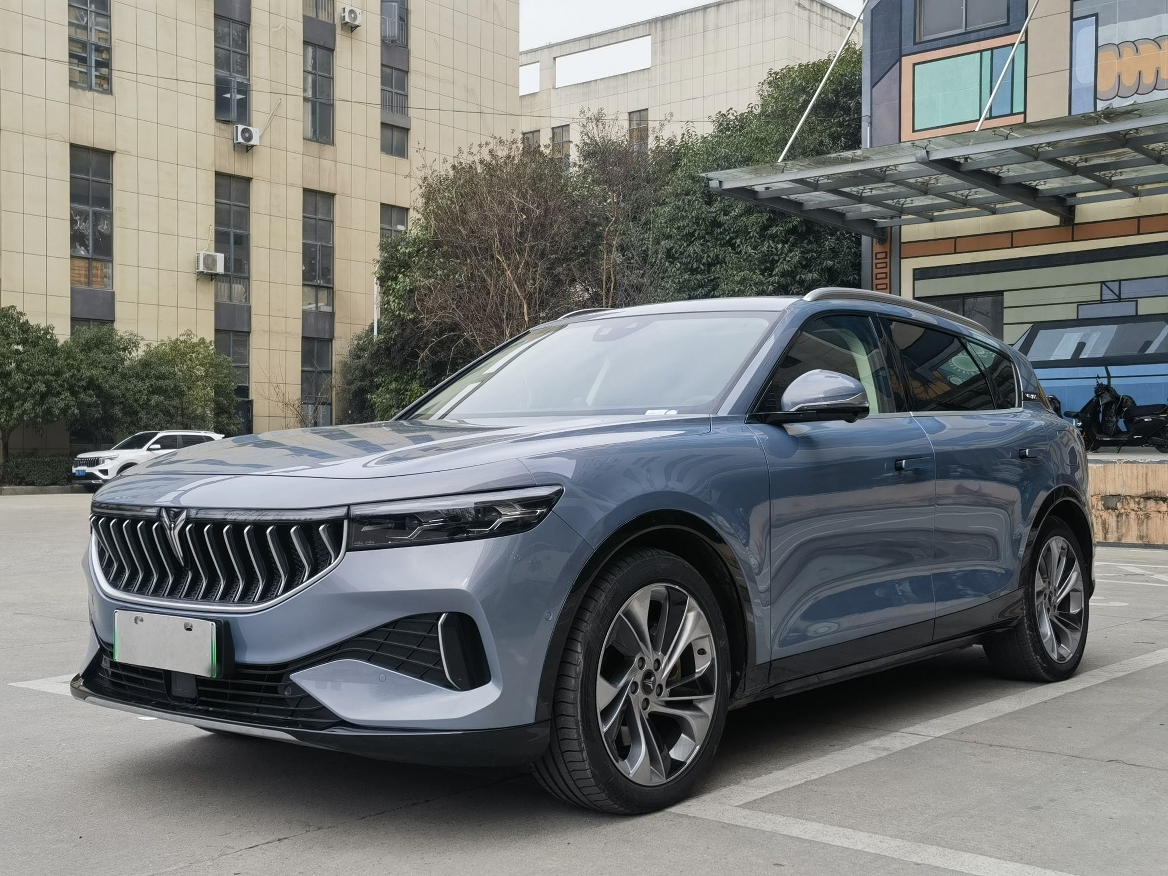 Под передней частью автомобиля