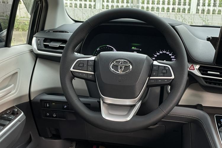 Used Toyota SIENNA 2024 2.5L Hybrid Comfort Edition Interior 6