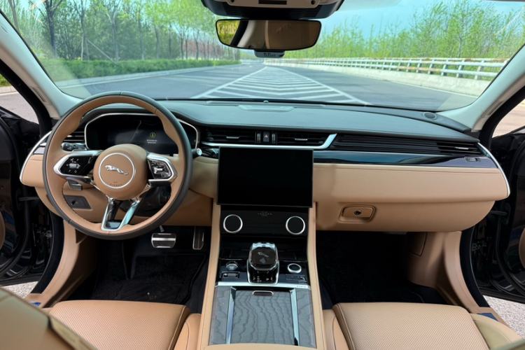 Used Jaguar XFL 2025 Model—2.0T P250, Two-Wheel Drive, Premium Luxury Edition