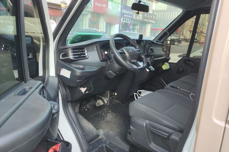 Used JMC Fushun 2023 2.0T Automatic Short-Wheelbase Low-Roof Commercial & Multi-Purpose Passenger Vehicle 6-Seater with Dual-Opening Tailgate Interior 3