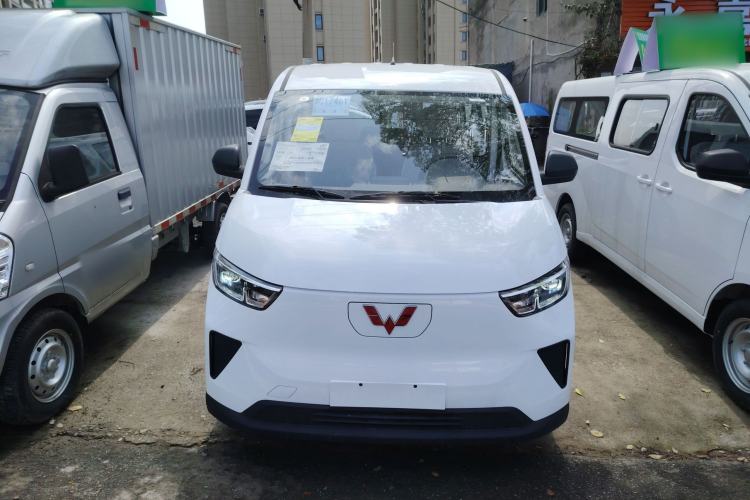 Used Wuling Yangguang 2024 300KM Comfort Version Passenger Van 75kW