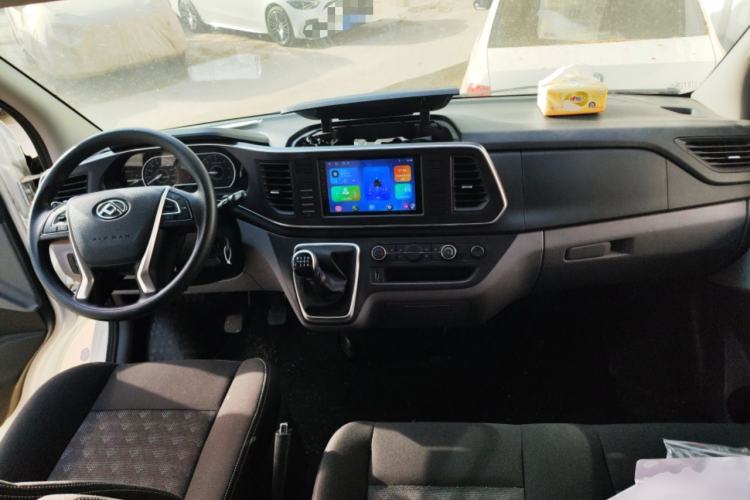 Used SAIC MAXUS Xintu V80 2024 Aotong Value Edition 6MT Long-Wheelbase Mid-Roof Model with 127 Ps Available in 6/7/8/9-Seater Configurations Center Console