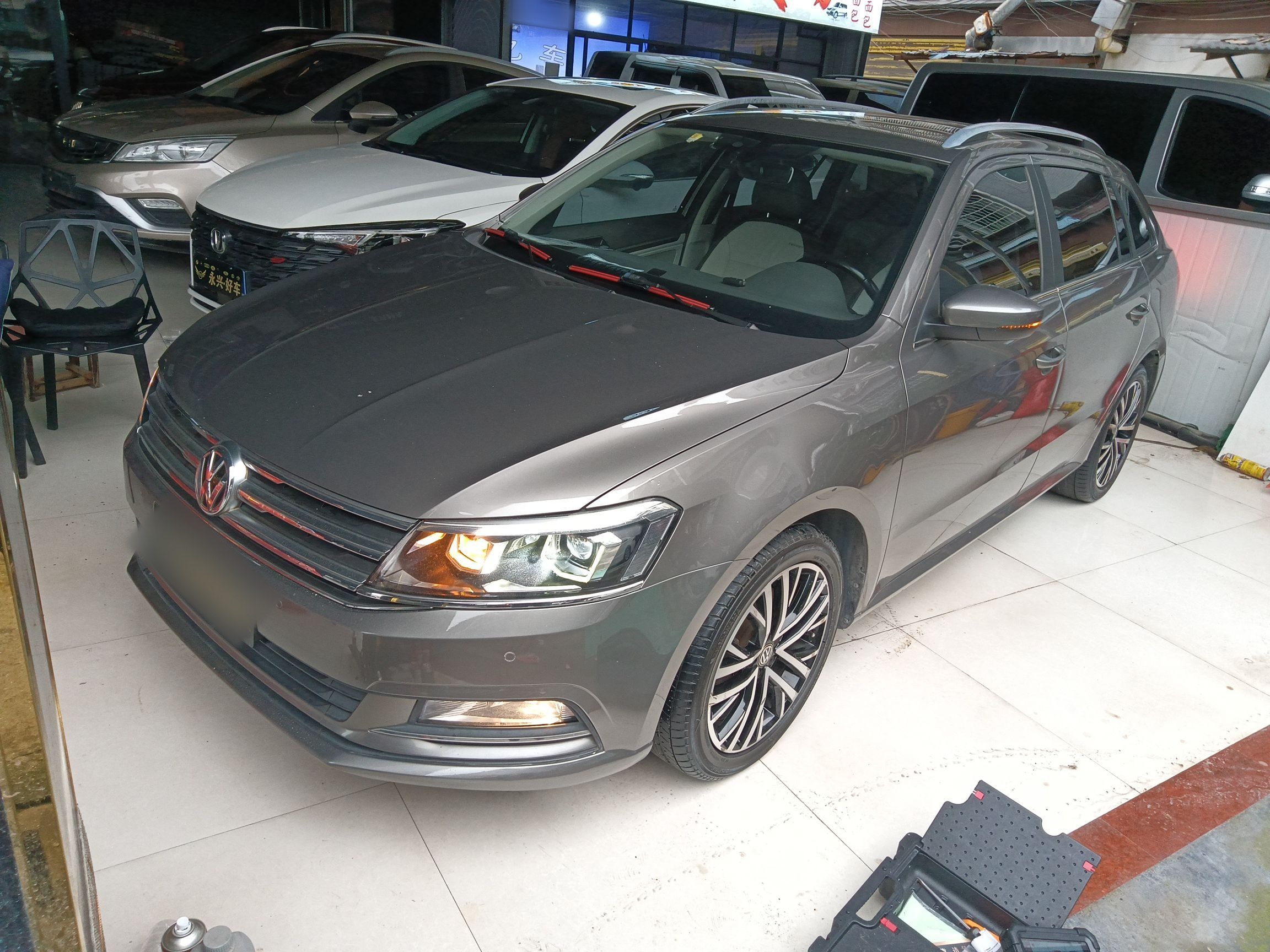 تحت مقدمة السيارة