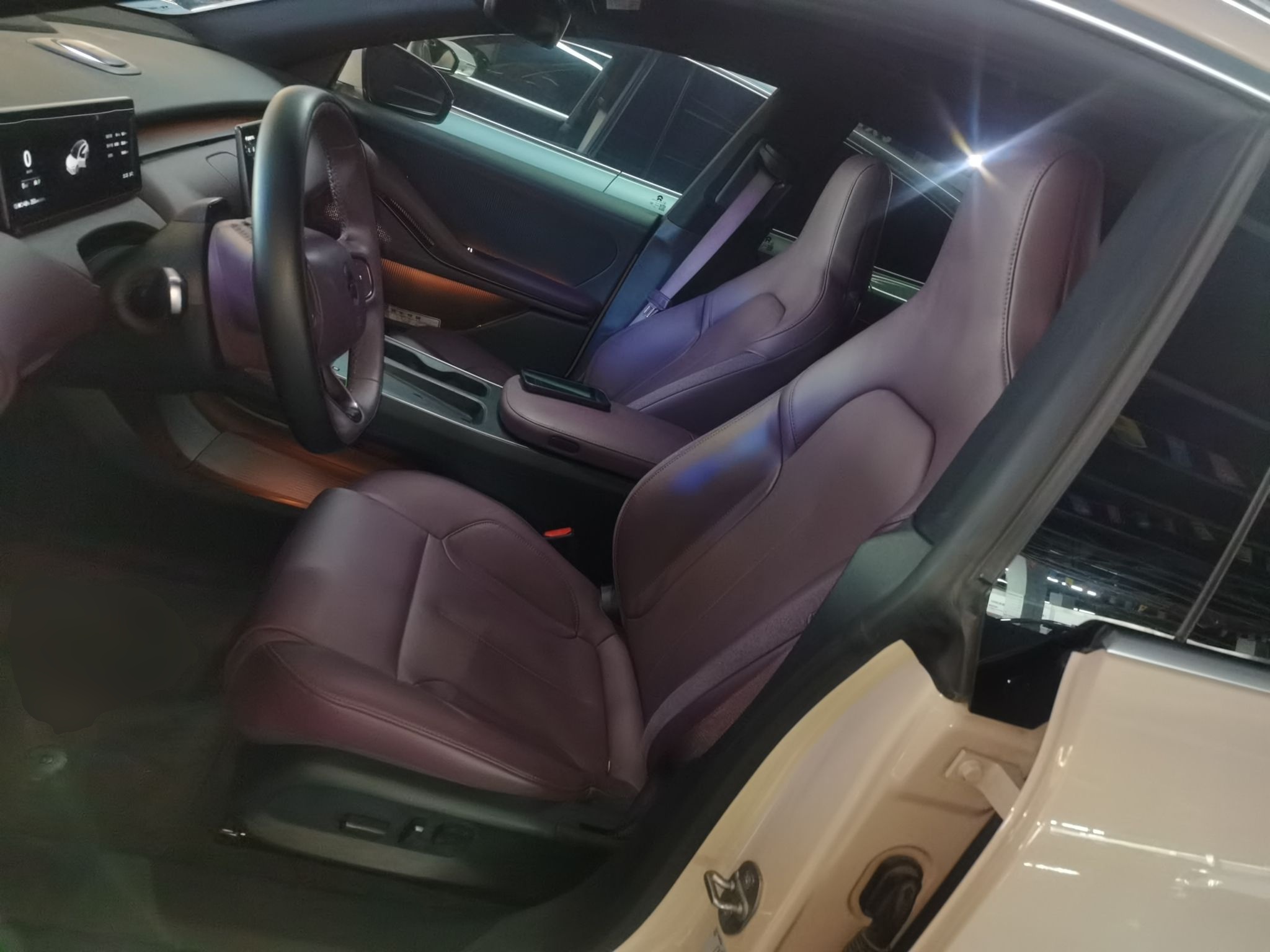 Переднее сиденье в автомобиле