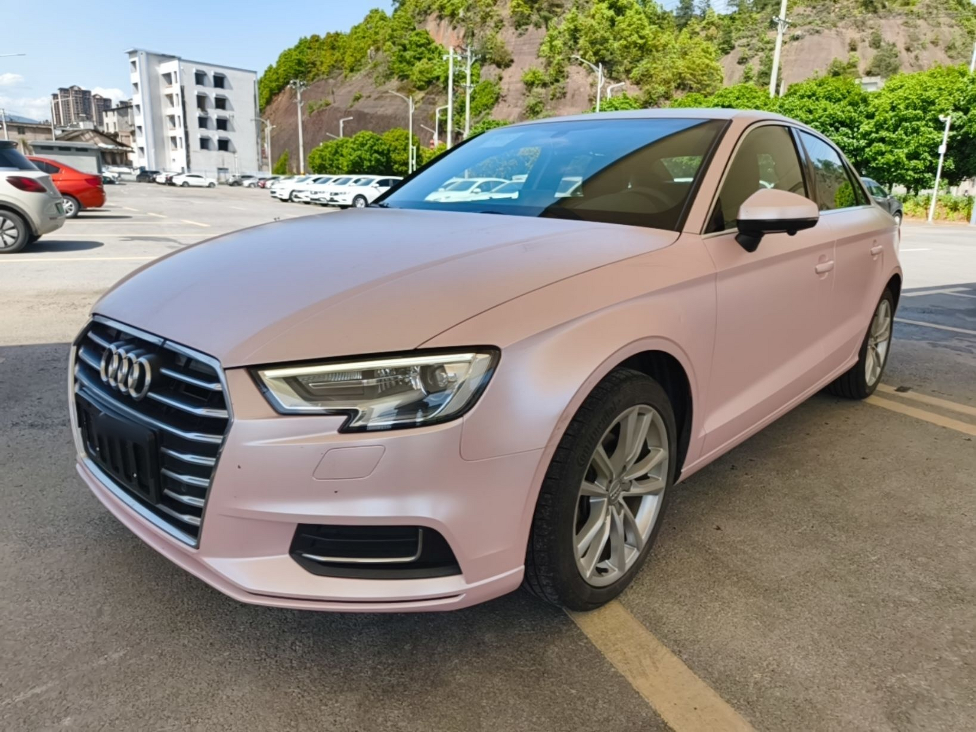 Под передней частью автомобиля