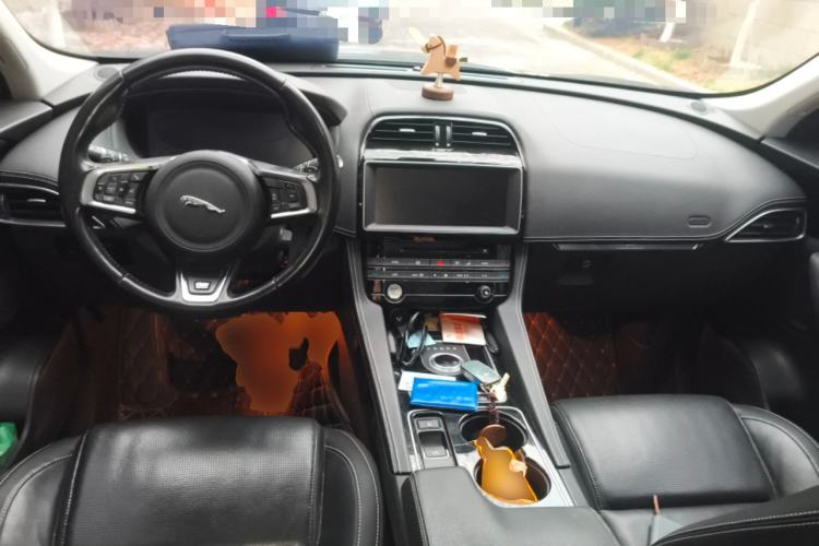 Used Jaguar F-PACE 2016 2.0T Two-Wheel-Drive R-Sport Sport Edition Center Console