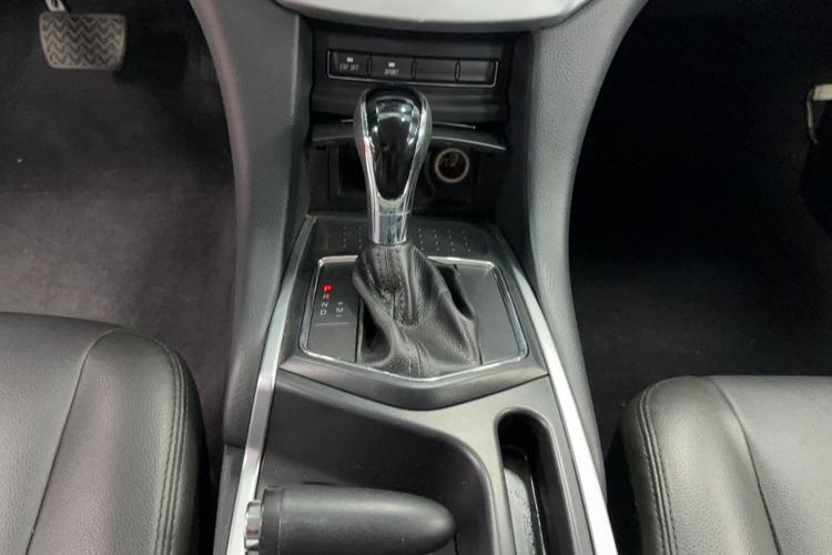 Used JMC Yusheng S350 2013 2.4T Automatic 4x4 Diesel Luxury 5-Seater Gear Lever