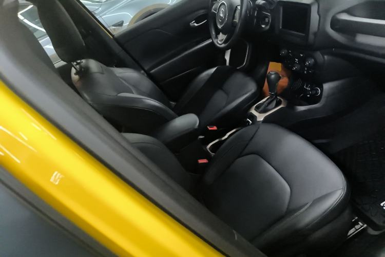 Used Jeep Renegade 2018 Connected Large Screen Version 180T Automatic Smart Version Right Front Seat