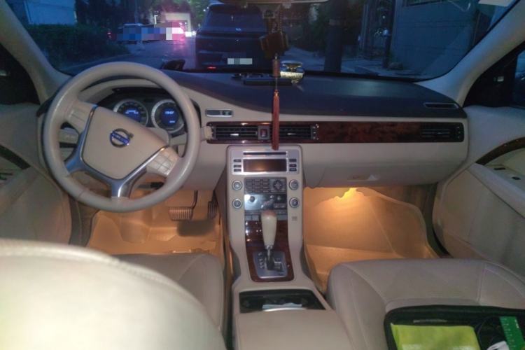 Used Volvo S80L 2011 2.0T ZhiZun Edition Center Console