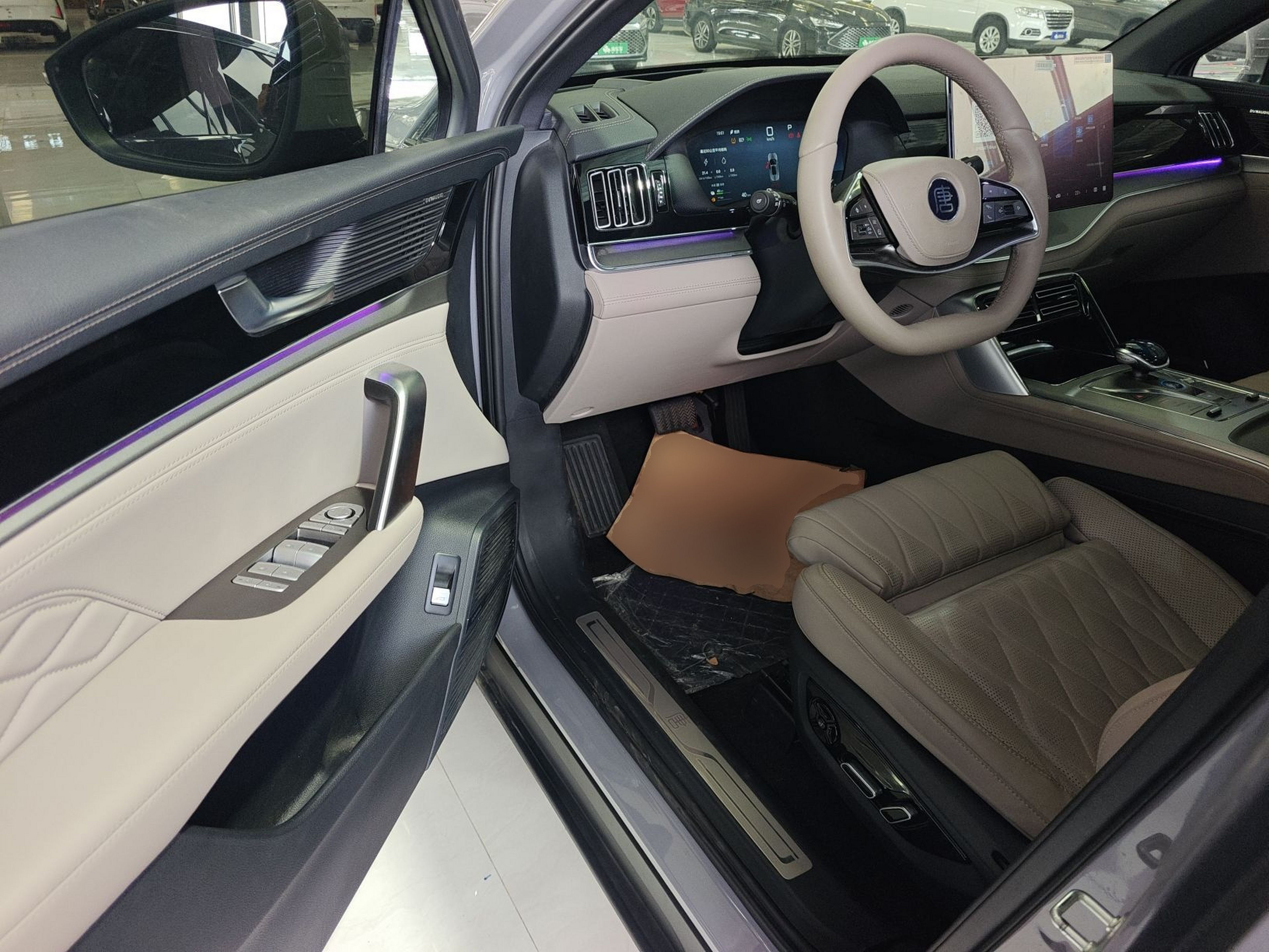 المقاعد الأمامية داخل السيارة