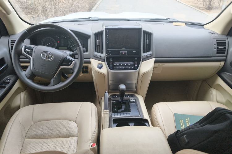 Used Toyota Land Cruiser 2015 4.0L V6 Middle East Low-Trim Version Center Console