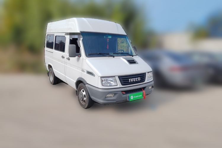 Used Iveco Daily 2021 2.5T A35 M1 Passenger Van 5-9 Seater Short Wheelbase Mid-Roof Design Dual Tires Side Sliding Door
