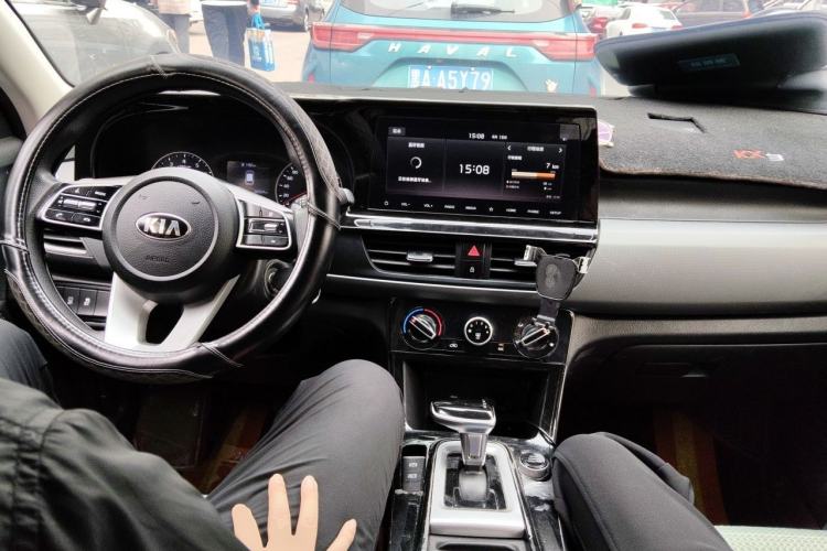 Used Kia KX3 2020 1.5L CVT Comfort Edition Center Console