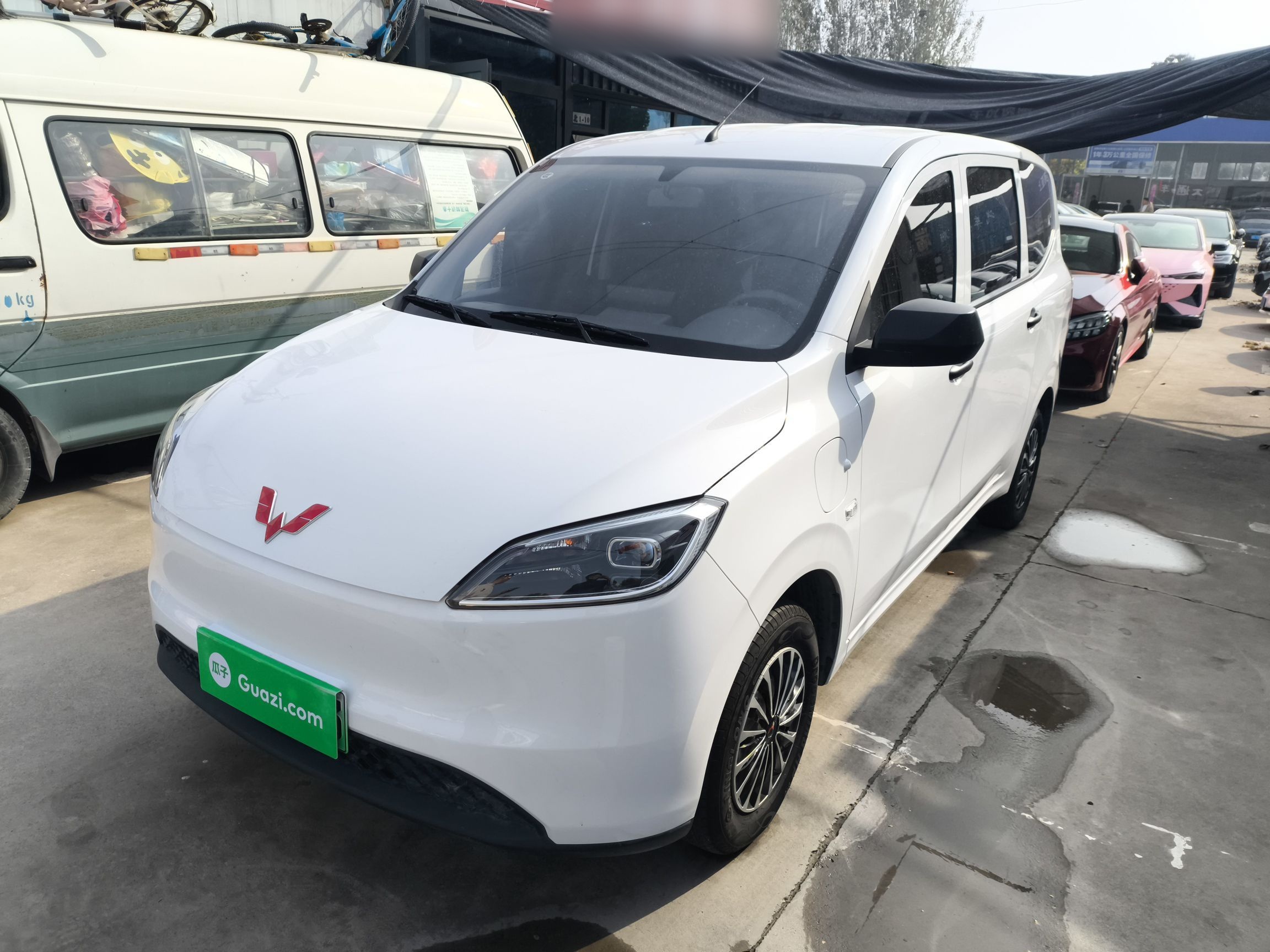 تحت مقدمة السيارة