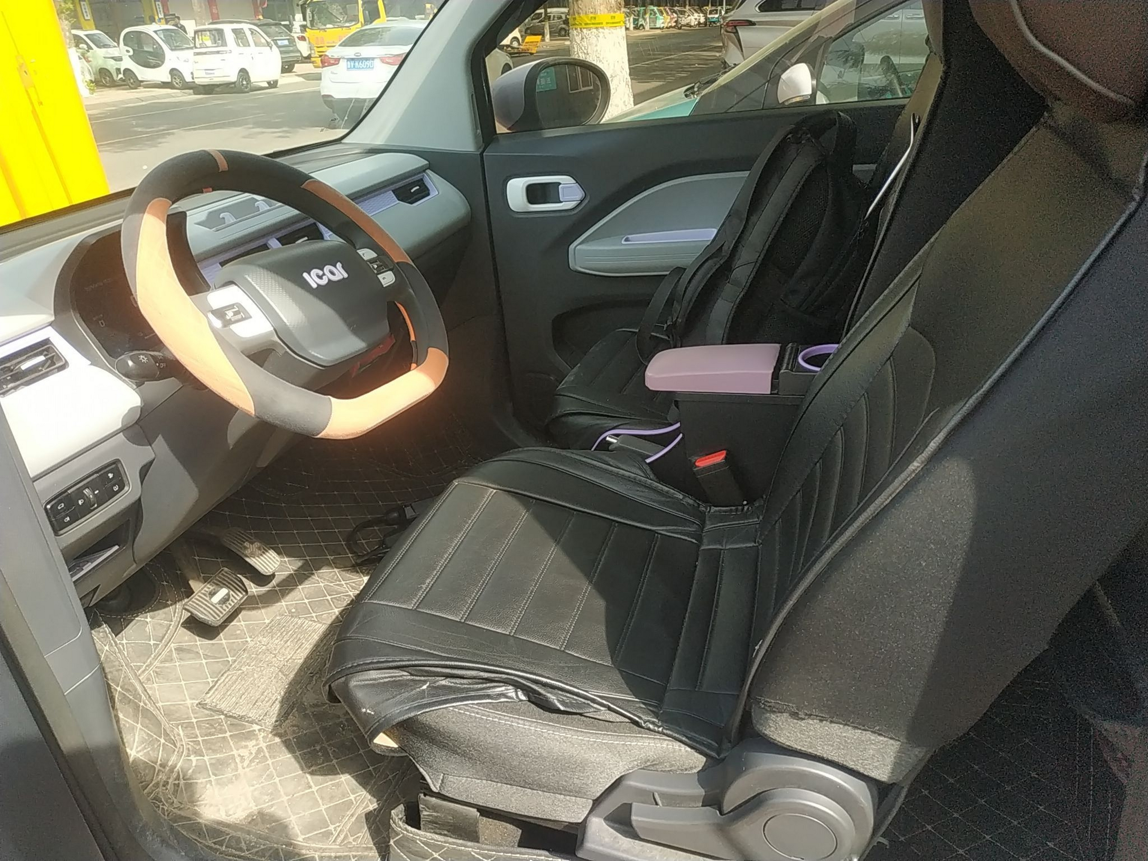 المقاعد الأمامية داخل السيارة