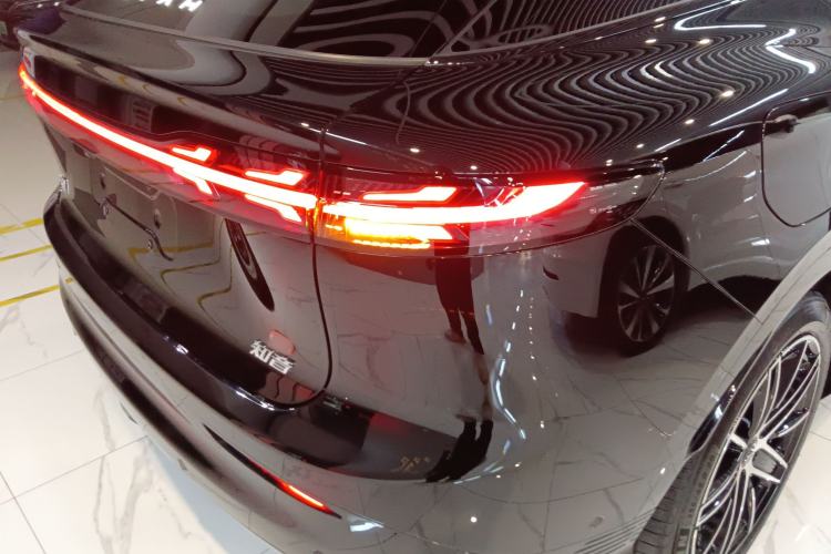 Used VOYAH COURAGE 2025 Model Four-Wheel-Drive Qiankun Edition Right Rear Taillight