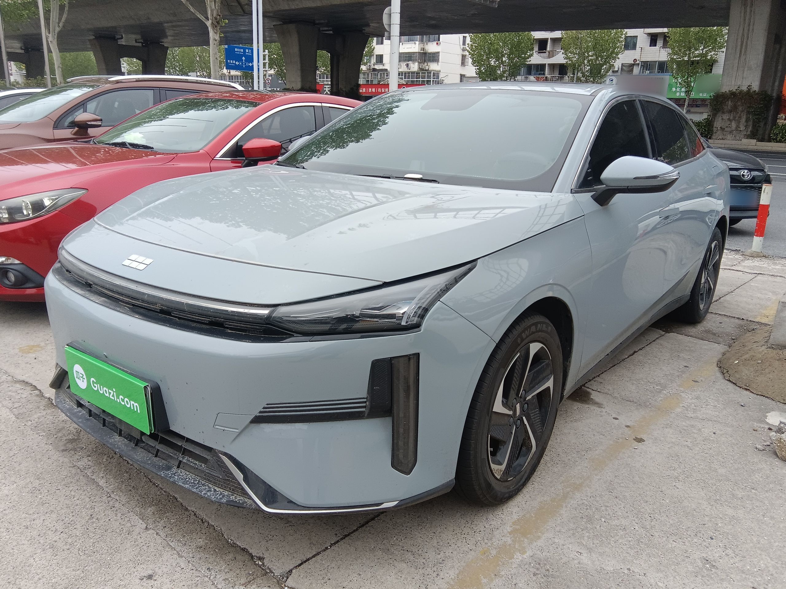 Под передней частью автомобиля