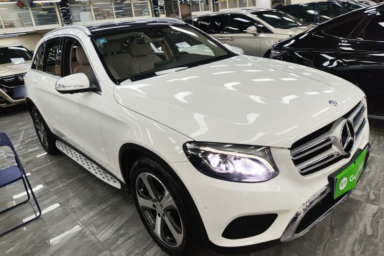 Used Mercedes-Benz GLC 2016 GLC 260 4MATIC Luxury Model Front Right 45 Deg