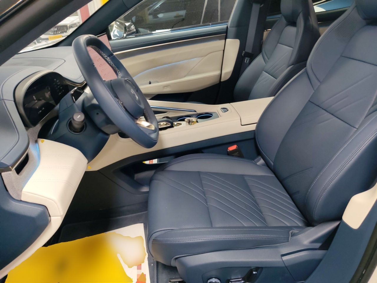 المقاعد الأمامية داخل السيارة