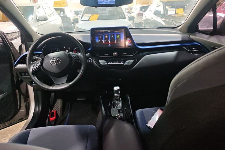 Used Toyota C-HR 2018 2.0L Leading with Sunroof China VI Standard Center Console