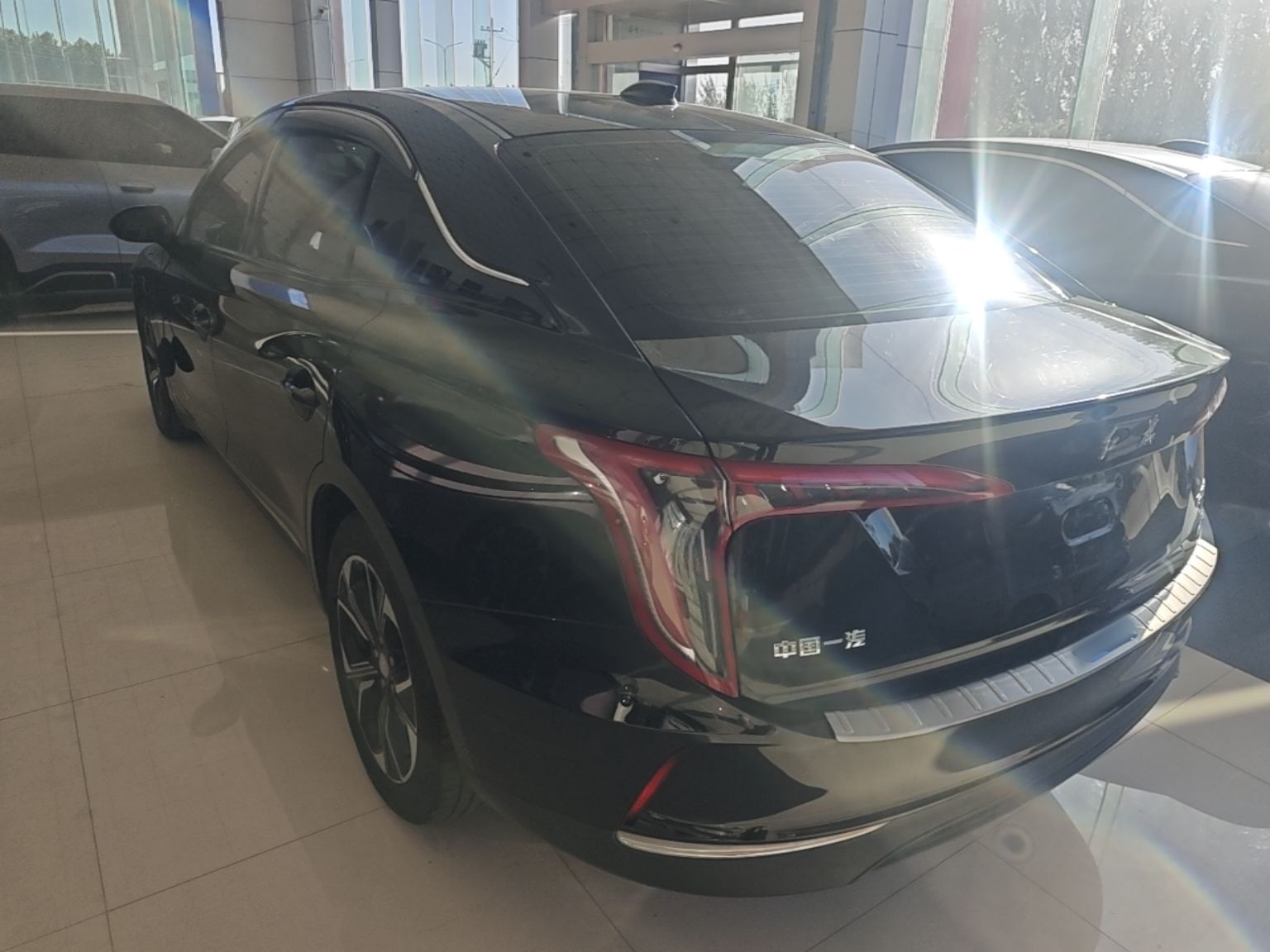 Hongqi E-QM5 2023 Base Travel Edition — снимка 4