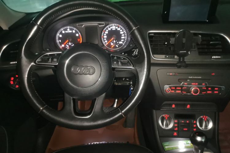 Used Audi Q3 2015 30 TFSI Comfort Model Center Console