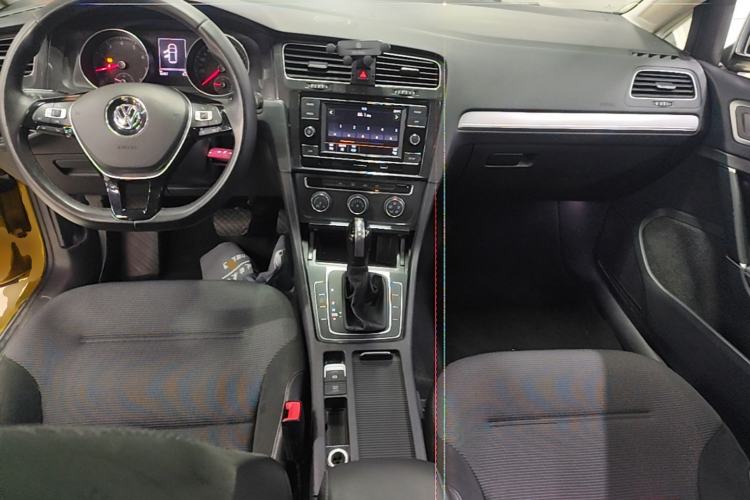 Used Volkswagen Golf 2018 230TSI Automatic Comfort Model Center Console