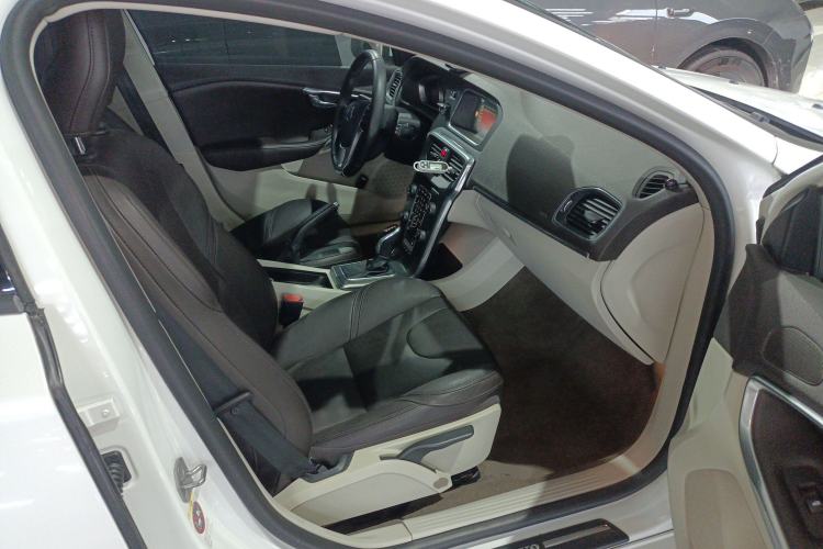 Used Volvo V40 2016 T3 Zhiyi Edition