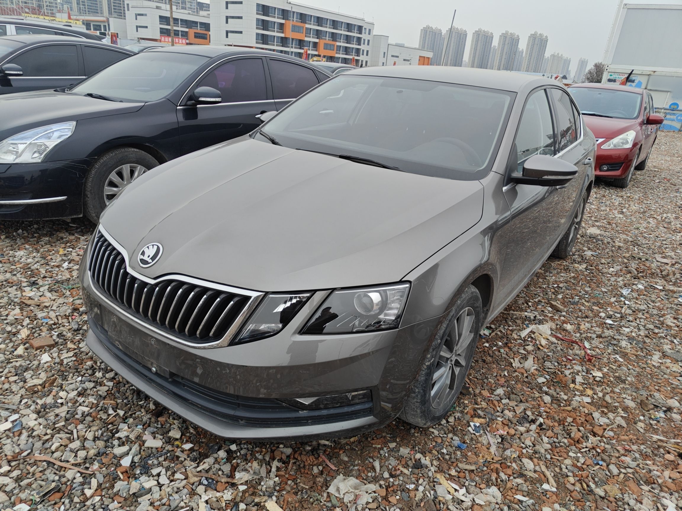 Под передней частью автомобиля