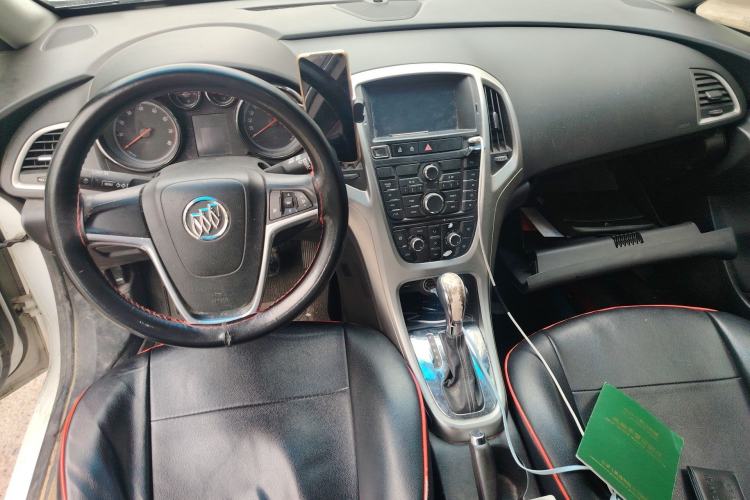 Used Buick GT 2014 XT 1.6L Automatic Fashion Edition Center Console