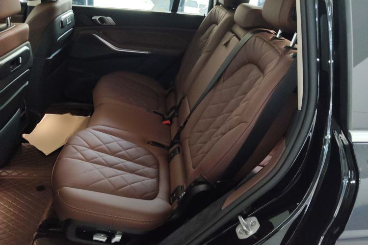 Used BMW X7 2024 xDrive40i Luxury Package – Leading Model Left Rear Seat