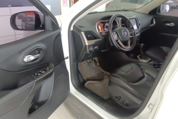 Used Jeep Cherokee 2017 2.0L Superior Edition Driver Seat