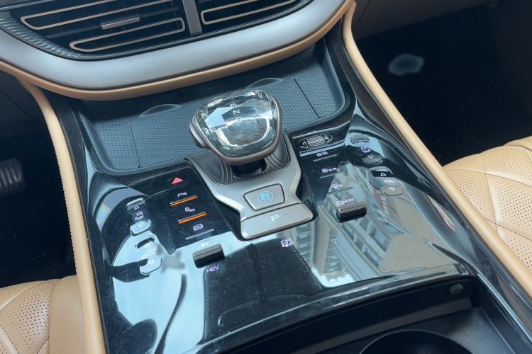 Used Denza D9 2022 DM-i 1040 Prestige Model